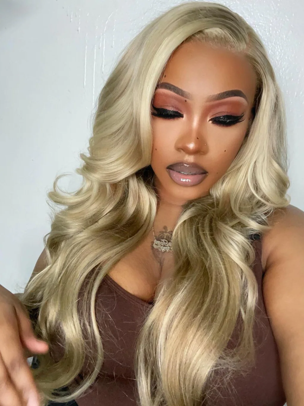 Dorsanee Platinum Strawberry Blonde Brown Highlights Body Wave 13x4 Lace Front Human Hair Weave Wigs - Image 3