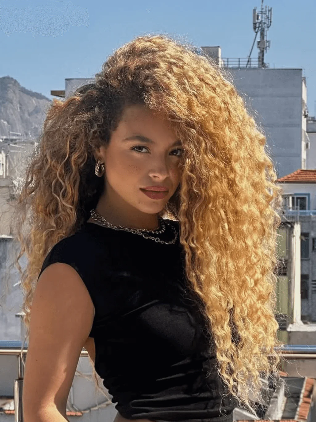 Dorsanee Strawberry Honey Blonde With Dark Roots Bohemian Spring Loose Curl Virgin Human Hair Wigs - Image 3